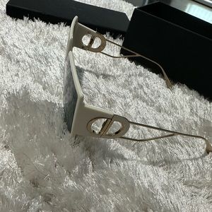 Dior 30MONTAIGNE 
Ivory Oversized Square Sunglasses